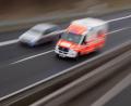 Bild: Julian Stratenschulte/dpa/Symbolbild
Ein Rettungswagen fährt über eine Autobahn.