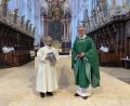 Bild: Pfarramt Waldsassen/exb
Gertrud Hankl erhielt das liturgische Buch, mit dem sie zukünftig ihren Dienst ausführen wird.