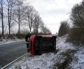 Bild: jma
Der Wagen einer Seniorin kommt am Samstag bei Tremmersdorf von der Fahrbahn ab und kippt um.