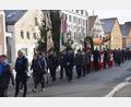 Bild: bö
Die Sebastiani-Prozession in Hohenburg erinnert an eine schlimme Hungersnot im Lauterachtal im Jahr 1770. Seit 253 halten sie ihr Versprechen, eine Figur des Pestheiligen durch den Markt zu tragen mit der Bitte, von Unglücken verschont zu bleiben.