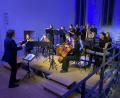 Bild: aub
Musiklehrer Stefan Schindler leitete die Musiker des P-Seminars beim außergewöhnlichen Kammerkonzert in der Nabburger Marienkirche.