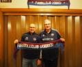 Bild: FC Vorbach
Peter Schramm (links) wird ab der Saison 2024/25 neuer Trainer beim FC Vorbach; rechts FC-Spartenleiter Gerhard Wilterius.