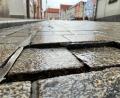 Bild: Gabi Schönberger
Pflasterstein des Anstoßes. Der Belag des Stadtplatzes Neustadt ist seit über zehn Jahren Anlass für Streit und wird nun wohl bald vor Gericht verhandelt.