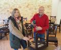 Bild: bl
Hans Holzgartner schraubt im Gästehaus "Anna" noch Kappen an die Stuhlbeine. Zusammen mit seine Frau Renate will er das sanierte Haus in der Leuchtenberger Straße Nummer 9 noch im Februar für Gastronomie, Veranstaltungen und Unterkunft öffnen.