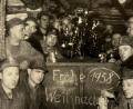 Bild: Archiv Rubenbauer
Dieses Bild zeigt Kumpel im Fromm-Schacht an Weihnachten 1958. An Feiertagen wurde kein Erz gefördert, aber Reparaturen durchgeführt.