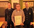 Bild: fvo
Josef Schwab (Mitte) ist der neue Ehrenvorsitzende der Feuerwehr Spielberg. Die Laudatio hält zweiter Vorsitzender Josef Stangl (links). Vorsitzender Thomas Schwab überreicht die Ehrenurkunde.