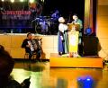 Bild: wec
Peter Silie und Susi Salbei sorgen beim Bürgerball in Ebermannsdorf für lustige, kurzweilige Tanzpausen. Dabei werden sie von Jakob Hain am Akkordeon begleitet.