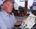 Bild: kro
Erwin Steiner mit dem Flyer für eine Nordland-Reise aus dem Jahr 1992, die nach Dänemark, Norwegen, Schweden und Finnland führte.