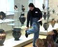 Bild: Irene Fritz/exb
Anschaulich erklärt Kinderführerin Matilda Dütsch vor einer Amphore aus der griechischen Antike, an welcher Stelle der Held Achilles am Fuß verletzt wurde.