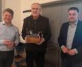 Bild: Dagmar Nachtigall
CSU-Kreischef Stephan Gollwitzer (rechts) und Fraktionsvorsitzender Benjamin Zeitler (links) freuen sich, dass es Lothar Höher (Mitte) wieder besser geht.