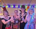 Bild: Christine Pfeiffer/exb
Rosa Deglmann, Tanja Maurer, Rita Luka und Christine Pfeiffer stoßen auf ihre Faschingsorden an.