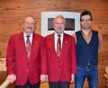 Bild: wku
Roland Renner (Mitte) erhielt die Ehrennadel für 20 Jahre als aktiver Sänger. Vorsitzender Manfred Pirner (links) und Dritter Bürgermeister Christian Hirsch (rechts) gratulierten.