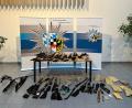 Bild: Polizei Mittelfranken
Weil er laut eigenen Angaben unter einer starken psychischen Belastung leide, hat sich ein Mann bei der Polizei gemeldet und wollte Waffen abgeben. Die Polizei fand ein Arsenal an Schusswaffen und Munition.