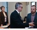Bild: Stephan Huber
Christian Weiß (rechts) bei der Vereidigung als Stadtrat im Rathaussaal mit Bürgermeister Michael Göth und Dritter Bürgermeisterin Hildegard Geismann (links).