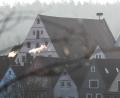 Bild: Gabi Schönberger
Fast idyllisch mutet es an, wenn die Schornsteine an kalten Tagen rauchen. Für das Klima ist das, was da an Abgasen herauskommt, schlecht. Deshalb hat die Stadt Neustadt jetzt eine Wärmeplanung in Auftrag gegeben, um künftig weniger klimaschädliche Methoden zu finden, die für Wärme in privaten und öffentlichen Gebäuden sorgen.