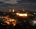 Bild: Bernd Müller
Vom St.-Anna-Krankenhaus betrachtet, zeigen sich einige der historischen Altstadt-Gebäude im Lichterschein. Das soll nach den Wünschen des Stadtrates und auf Vorschlag von Umweltschutzbeauftragtem Peter Zahn bald nur noch während der Winterzeit so umgesetzt werden.