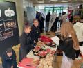 Bild: pad
Zwei Klassen kümmerten sich bei der Ausbildungsmesse um das Catering und sammelten dabei gleich praktische Erfahrungen im Veranstaltungsmanagement.