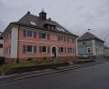 Bild: ak
Rund um das alte Rathaus und den alten Kindergarten soll die Parkplatzsituation mittels Markierungen geregelt werden.