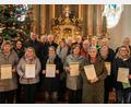 Bild: Michael Radowsky/exb
Langjährige Mitglieder des Kirchenchores Ursulapoppenricht werden ausgezeichnet (vordere Reihe, von links): Agnes Braun, Christine Gebhard, Martina Wagner, Doris Kellner, Irmgard Rupprecht, Petra Stauber und Beate Stiegler; mittlere Reihe (von links): Barbara Götz, Silke Siegert, Hans Fischer, Alfred Meißner und Karl Stiegler; 
hintere Reihe (von links): Karsten Zumkley, Georg Wagner, Franz Hirmer, Wilhelm Müllhofer, Chorleiter Ludwig Wendl und Dekan Christian Schulz.