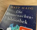 Bild: kmo
In der Mitternachtsbibliothek – einem Ort zwischen Raum und Zeit – bekommt die Protagonistin des Buches die Möglichkeit Entscheidungen in ihrem Leben zu überdenken.