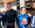 Bild: ama
Tracer begrüßt Mario "The Machine" Schmien (linkes Bild) und redet mit seinem Teamkollegen Tobias Wein über Schnurrbärte (rechtes Bild). Nicht nur im Herzen mit dabei: Faktenschecki (aus Pappe).
