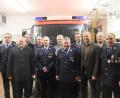 Bild: gm
Die Feuerwehr Pittersberg ehrt langjährige Mitglieder (hintere Reihe, von links): Markus Bäuml, Stefan Raß, Johann Beer, Christian Boßle und Josef Jäger; vorn (von links): Erster Kommandant Matthias Wirth, Zweiter Bürgermeister Johann Vornlocher, Gerhard Büchold und Richard Scharf (ausgeschiedene Vorstandsmitglieder), Erster Bürgermeister Erich Meidinger sowie Ehrenkommandant Hubert Huger.