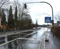 Bild: jr
Außer Betrieb ist seit einiger Zeit die Fußgängerampel in der Waldsassener Straße in Mitterteich. Die Stadt hat als Reaktion zunächst Zebrasteifen-Schilder aufgestellt – das Aufbringen von Markierungen auf der Fahrbahn soll an diesem Donnerstag, 25. Januar, folgen. Zusätzlich sollen Polizeibeamte in der morgendlichen Stoßzeit eingesetzt werden.