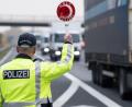 Symbolbild: Soeren Stache/dpa
Die Grenzpolizei Waidhaus kontrolliert immer Fahrzeuge, die auf der A 93 unterwegs sind.