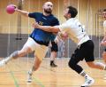 Archivbild: G. Büttner
Augen zu und durch: Die Weidener Handballer (links Stefano Flierl) sind praktisch abgestiegen, wollen aber die restlichen Saisonspiele nicht herschenken.