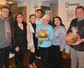 Bild: jr
Mit vielen Gästen feierte Maria Tsounelis (Mitte, mit Blumen) im Café des Mehrgenerationenhauses ihren 80. Geburtstag. Mit dabei waren (von links) Pastoralreferent Martin Winter, die Enkel Sofia, Aylin und Konstantin, Sohn Miltiades, Schwiegertochter Maria Luisa sowie Bürgermeister Stefan Grillmeier.