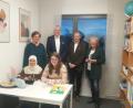 Bild: M. Neugirg/exb 
Sabine Baumeister-Kiener, Hans Bäumler, Armin Müller und Marianne Gutwein (von links) machten einen Rundgang durch die Räume des SkF und inspizierten vor allem die Nachhilfebetreuung, wo gerade Studentin Rebecca Häckl eine Schülerin unterstützte.