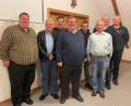 Bild: Gemeinde Kulmain/exb
Georg Redl (links) hatte Pfarrer Hubert Bartel (Vierter von links) eingeladen, mit den Kulmainer Feuerwehrkameraden über die Notfallseelsorge und Krisenintervention zu sprechen.