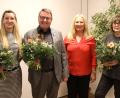Bild: Matthias Walk/exb
Regina Ahrens (Zweite von rechts) übergibt einen Spendenscheck an Katharina Salbeck (links) und zeichnet Gisela Pöhler (rechts) sowie Martin Steinkirchner (Zweiter von links) mit der "Medal of Merit" aus.