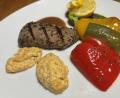 Bild: Michael Schiffer
Die Rehrückensteaks werden mit gegrillten Paprikaschoten und dem Pesto mit Macadamia-Nüssen serviert.