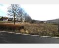 Bild: sche
Fährt man in Richtung Bad, befindet sich linksseitig an der Badstraße das neue Baugebiet Freudenberg-West. Drei Bauparzellen stehen noch zum Verkauf. Im Vordergrund die neue erbaute Bürgermeister-Schwarz-Straße.
