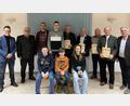 Bild: Stiftländer Jugend- und Blaskapelle/exb
Ehrungen standen bei der Stiftländer Jugend- und Blaskapelle an. Auf dem Bild (stehend, von links) Dirigent Stephan Sölch, Kreisvorsitzender Dieter Dendorfer, Valentin Helm, Maximilian Friedl, Gerhard Paintner, Josef Rödig, Anton Wölfl, Karlheinz Hoyer und Vorsitzender Alexander Riedl sowie (sitzend, von links) Timo Fischer, Noah Bachofner und Katharina Kropf.