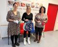 Bild: Kliniken Nordoberpfalz, Eva Maria Rauch/exb
Daniela Grenzer (Mitte) hat einmal mehr für den Bunten Kreis Nordoberpfalz Dinkelkissen und Schlafsäcke genäht. Dafür bedanken sich Anna Fries (links) und Marina Luttels, Leiterin der Nachsorgeeinrichtung.
