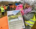 Archivbild: Petra Hartl
Die Interessengemeinschaft „Leben statt Asphalt“ lädt am Sonntag, 28. Januar, zu einer Veranstaltung für mehr Klimaschutz, Biodiversität und weniger Straßenbau in Kümmersbruck. Im Bild die „Menschenkette gegen Flächenfraß“ auf der Trasse der Westumgehung.