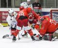 Bild: Roland Halmel
Die Blue Devils gewannen am Freitag beim EC Peiting mit 5:3. In dieser Szene scheitert der Weidener Angreifer Robert Hechtl (links) am Peitinger Goalie Andreas Magg.