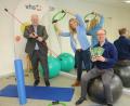 Bild: ge
Im Gymnastikraum stellten Landrat Richard Reisinger, VHS-Leiterin Claudia Mai und der stellvertretende Leiter Thomas Rode (von links) das neue Programm vor und testeten gleich die Übungsgeräte.