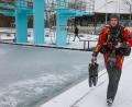 Bild: Wolfgang Steinbacher
Einsatztaucher Max Kratzer auf dem Weg zum Training: Die DLRG Amberg übt im Hockermühlbad bei eisigen Temperaturen das Eistauchen.