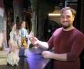 Bild: Gerhard Götz
Der Leiter Michael Pöllmann gratuliert „Bastien & Bastienne“ im Marionettentheater Schwandorf Mozart zum Geburtstag.