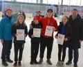 Bild: jr
Kreisobfrau Tanja Zeus (links) und Bürgermeister Stefan Grillmeier gratulierten den schnellsten Eisschnellläufern der jeweiligen Altersklassen: (von links) Anna-Sophie Firneis, Vinzenz Wrobel, Johannes Krieger und Noemi Kuiper.