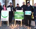 Bild: Hirsch
Mit Kerzen und Transparenten hält eine Gruppe von Landwirten eine Mahnwache auf dem Schwandorfer Marktplatz. Die Teilnehmer übergeben der Grünen-Abgeordneten Tina Winklmann (rechts) einen Stapel mit Unterschriften.