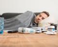 Symbolbild: Christin Klose/dpa
Influenza-Viren sind in diesem Winter auch im Landkreis Schwandorf viel häufiger als Covid 19 die Ursache dafür, dass viele Menschen mit Fieber, Husten, Schnupfen oder Halsweh flach liegen. Corona hat laut Gesundheitsamt seine "überwertige Bedeutung verloren".