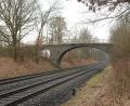 Bild: bey
Die Brücke der Straße Haselhöhe–Sperlhammer muss bei der Elektrifizierung der Bahnstrecke vermutlich abgebrochen werden, weil die Drähte der Oberleitung nicht darunter durch passen.