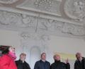 Bild: Stadt Auerbach/exb
Auf die Stuckdecken schauen (von links) Petra Schöllhorn, Architekt Peter Brückner Bürgermeister Joachim Neuß, Peter Miltenberger und Gerhard Reile.