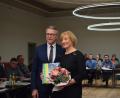 Bild: szl
Gabriele Landgraf ist Nachrückerin für den ausgeschiedenen Huberth Rosner im Stadtrat Tirschenreuth. Bürgermeister Franz Stahl überreichte nach der Vereidigung Blumen und die Tirschenreuther Chronik.
