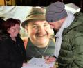 Bild: do
Mit Unterschriftenaktionen, wie am Samstagabend vor der Stadthalle in Grafenwöhr, wollen Landwirte und anderer Berufsgruppen Politiker in die Pflicht nehmen, sich für ihre Forderungen einzusetzen. In den Unterschriftslisten und auf der Plakatwand des "Addnfahrers" verewigten sich zahlreiche Besucher des Comedians.