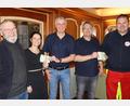 Bild: gru
Spendenübergabe mit (von links) RK-Vorsitzendem Reiner Heldrich, Sonja Winter, Markus Häckl, Michael Schuster und SRK-Vorsitzendem Manfred Rupprecht.